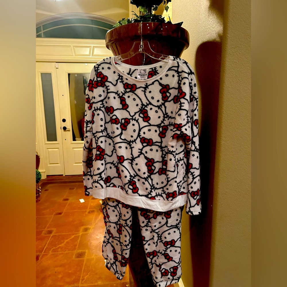 Hello Kitty Pajamas - Women.   Sz Medium